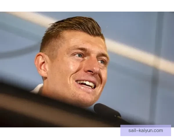 奥纳纳防守指挥表现稳健，曼联后防组织持续提升稳健